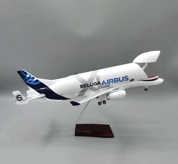 Модель самолета a330 600st beluga в фирменной раскраске airbus, масштаб 1/150