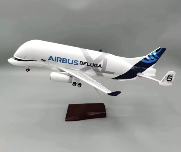 Модель самолета a330 600st beluga в фирменной раскраске airbus, масштаб 1/150