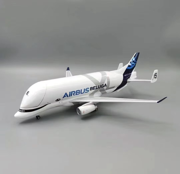 Модель самолета a330 600st beluga в фирменной раскраске airbus, масштаб 1/150