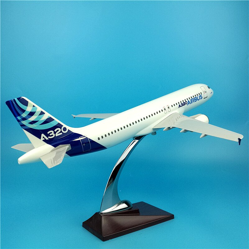 Модель самолета airbus a320 в фирменной раскраске авиастроительной компании airbus, масштаб 1/100