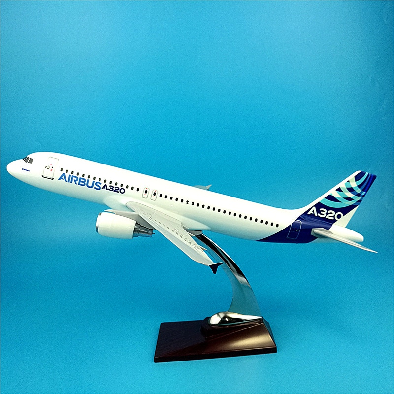 Модель самолета airbus a320 в фирменной раскраске авиастроительной компании airbus, масштаб 1/100