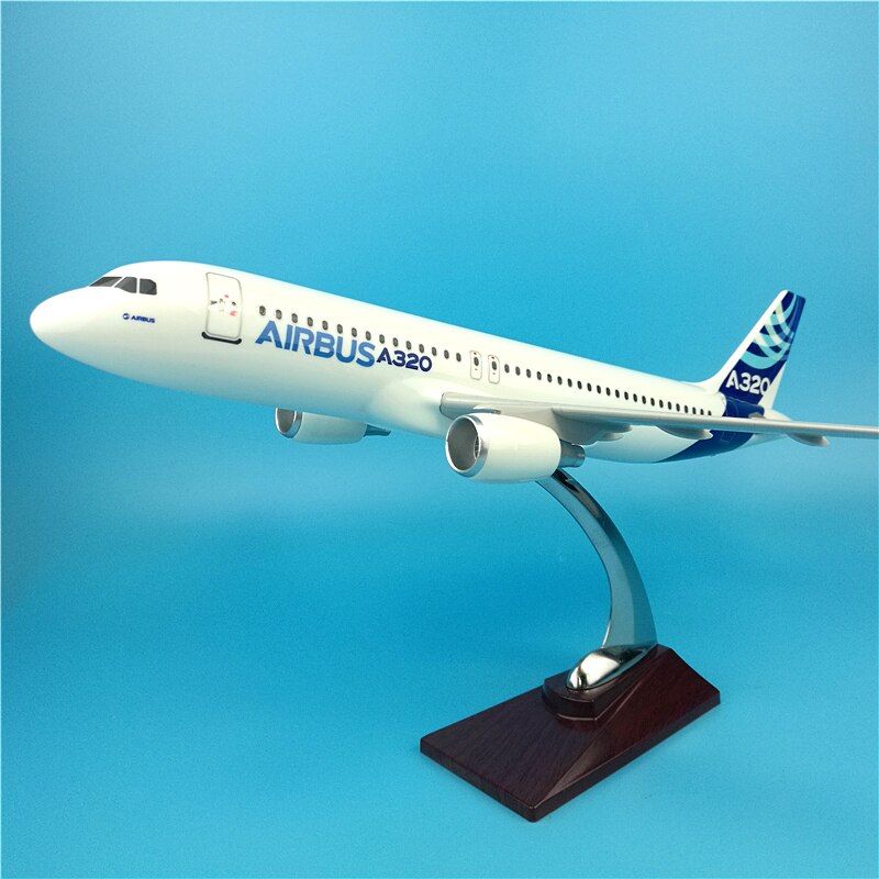 Модель самолета airbus a320 в фирменной раскраске авиастроительной компании airbus, масштаб 1/100