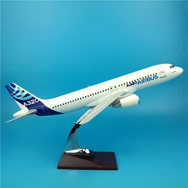 Модель самолета airbus a320 в фирменной раскраске авиастроительной компании airbus, масштаб 1/100