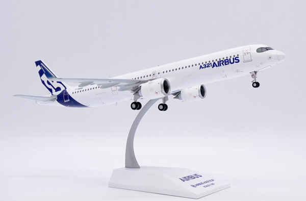 Модель самолета airbus a321 251nx g xatw в ливрее titan airways united kingdom, масштаб 1/200