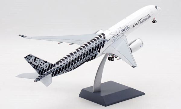 Модель самолета airbus a350 900 xwb f wwcf в фирменной раскраске авиастроительной компании airbus, масштаб 1/200