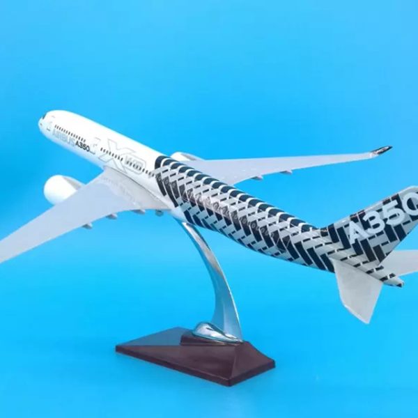 Модель самолета airbus a350 xwb в демонстрационной раскраске авиастроительной компании airbus, масштаб 1/140
