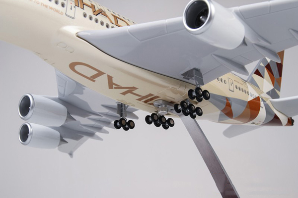 Модель самолета airbus a380 в ливрее etihad, с led подсветкой, масштаб 1/160