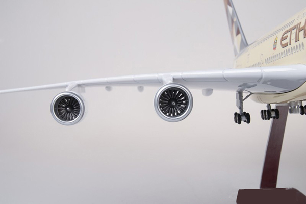 Модель самолета airbus a380 в ливрее etihad, с led подсветкой, масштаб 1/160