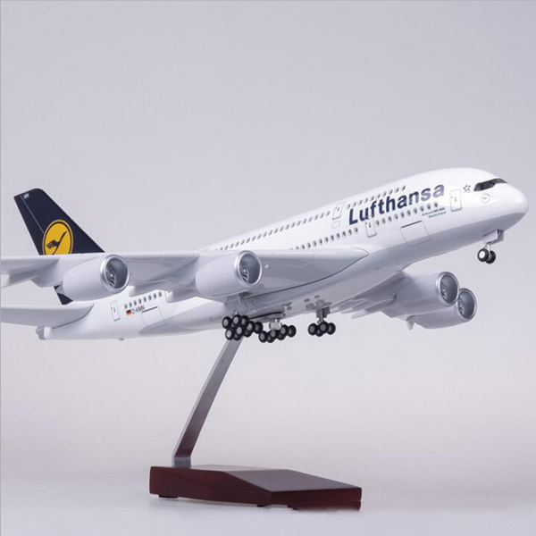 Модель самолета airbus a380 в ливрее emirates, с led подсветкой, масштаб 1/160