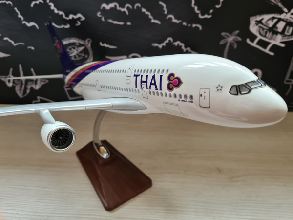 Модель самолета airbus a380 в ливрее thai airways, масштаб 1/160