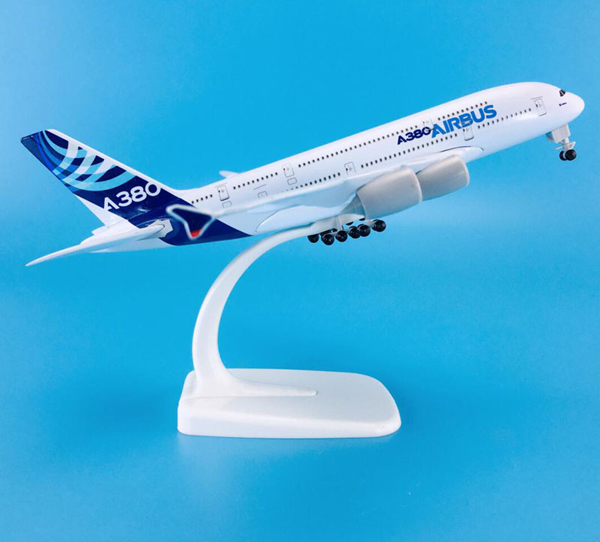 Модель самолета airbus a380 в фирменной раскраске авиастроительной компании airbus, масштаб 1/390