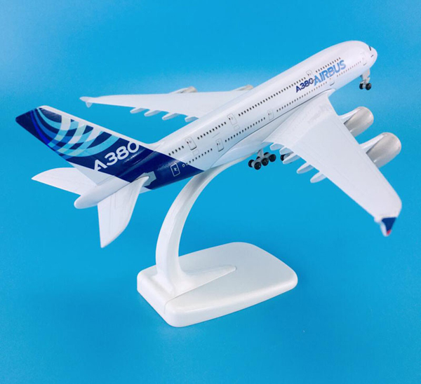 Модель самолета airbus a380 в фирменной раскраске авиастроительной компании airbus, масштаб 1/390