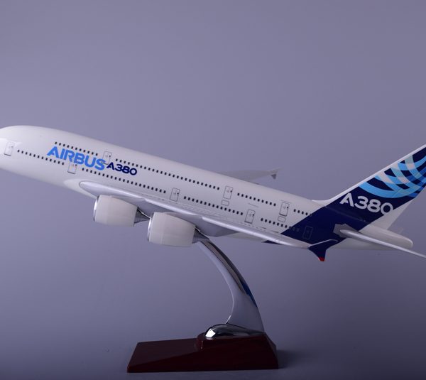 Модель самолета airbus a380 в фирменной раскраске авиастроительной компании airbus, масштаб 1/200