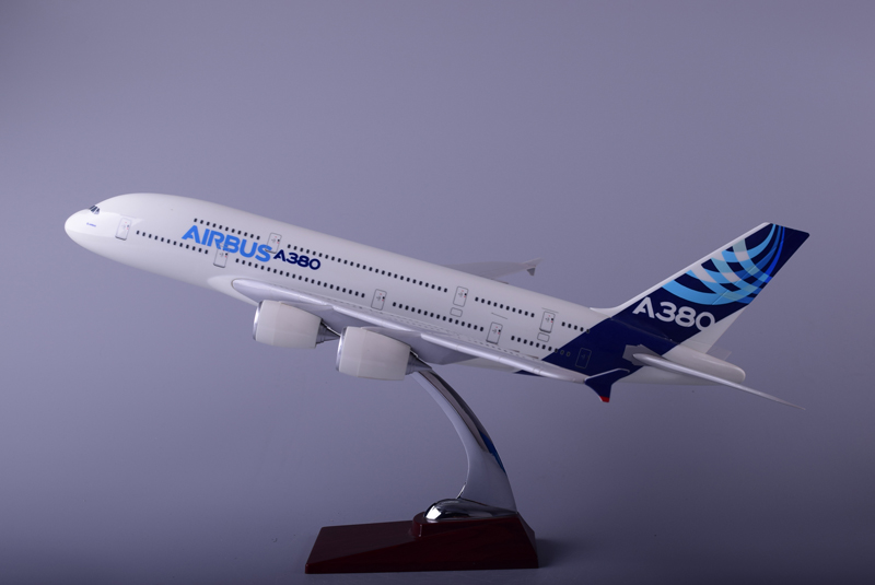 Модель самолета airbus a380 в фирменной раскраске авиастроительной компании airbus, масштаб 1/200