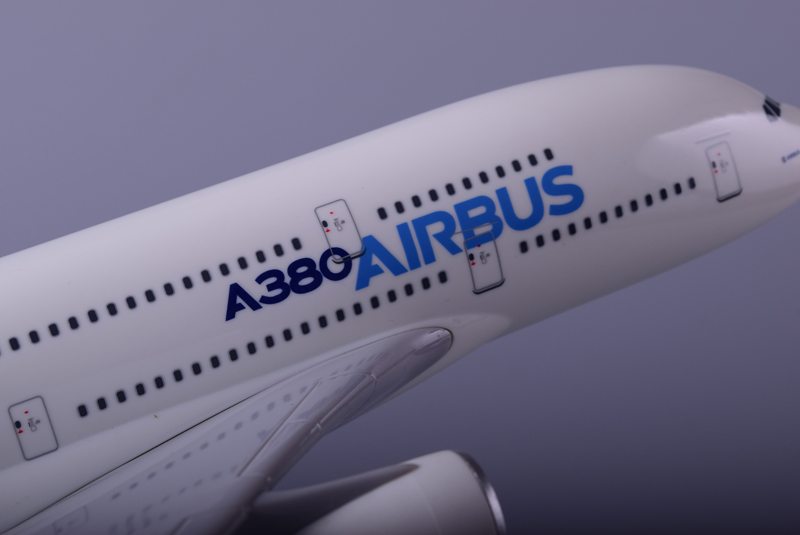 Модель самолета airbus a380 в фирменной раскраске авиастроительной компании airbus, масштаб 1/200