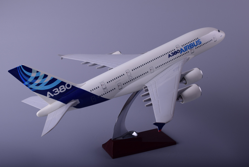 Модель самолета airbus a380 в фирменной раскраске авиастроительной компании airbus, масштаб 1/200