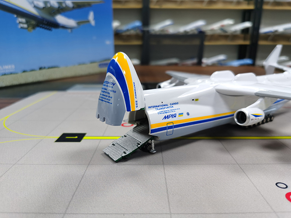 Модель самолета Ан 225 Мрия в ливрее авиакомпании antonov airlines, масштаб 1/200