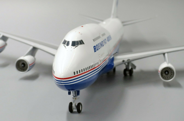 Модель самолета boeing 747 400er n747er в фирменной раскраске авиастроительной компании boeing, масштаб 1/200