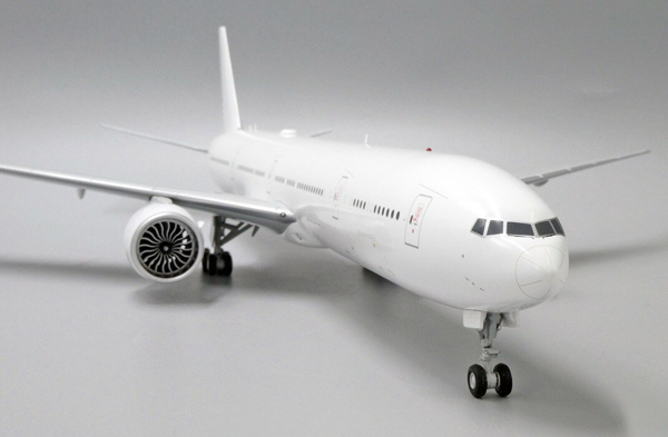 Модель самолета boeing 777 300er без символики, масштаб 1/200