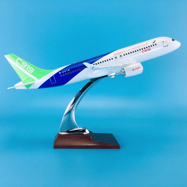Модель самолета comac c919 в фирменной раскраске comac, масштаб 1/120