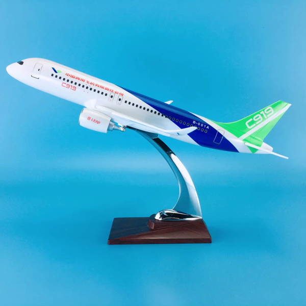 Модель самолета comac c919 в фирменной раскраске comac, масштаб 1/120