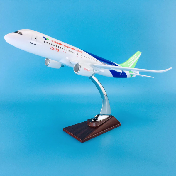 Модель самолета comac c919 в фирменной раскраске comac, масштаб 1/120