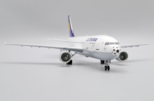 Модель самолета airbus a300 600r в ливрее lufthansa d aiau "football nose", масштаб 1/200