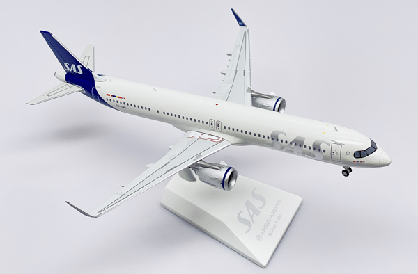 Модель самолета airbus a321neo se dmr в ливрее scandinavian airlines, масштаб 1/200