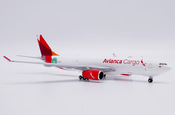 Модель самолета airbus a330 200f n332qt в ливрее avianca cargo, масштаб 1/400