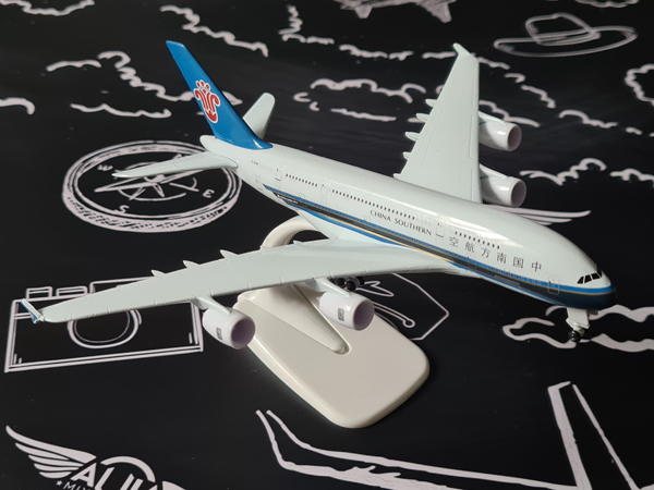 Модель самолета airbus a380 в ливрее emirates, масштаб 1/390 (Копировать)