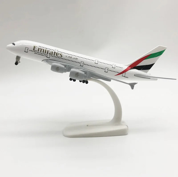 Модель самолета airbus a380 в ливрее emirates, масштаб 1/390