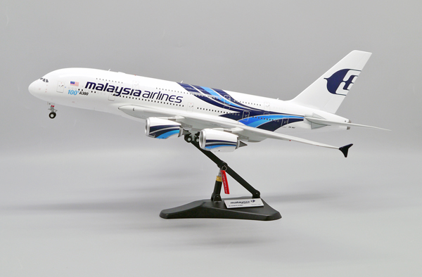 Модель самолета a380 9m mnf в ливрее malaysia airlines "100th airbus a380, масштаб 1/200