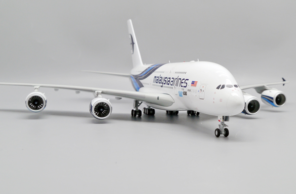 Модель самолета a380 9m mnf в ливрее malaysia airlines "100th airbus a380, масштаб 1/200