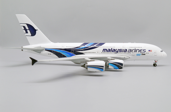 Модель самолета a380 9m mnf в ливрее malaysia airlines "100th airbus a380, масштаб 1/200
