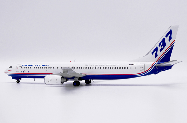 Модель самолета boeing 737 900 n737x в заводской раскраске boeing, масштаб 1/200