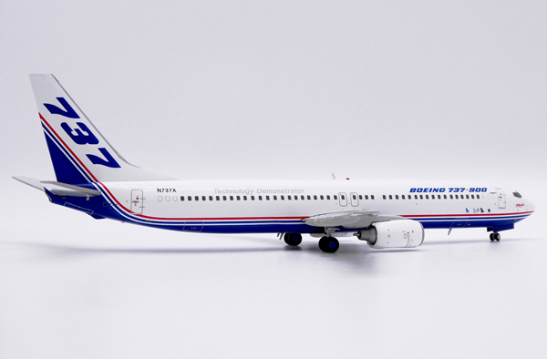 Модель самолета boeing 737 900 n737x в заводской раскраске boeing, масштаб 1/200