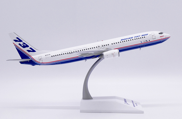 Модель самолета boeing 737 900 n737x в заводской раскраске boeing, масштаб 1/200