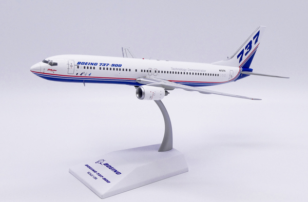 Модель самолета boeing 737 900 n737x в заводской раскраске boeing, масштаб 1/200
