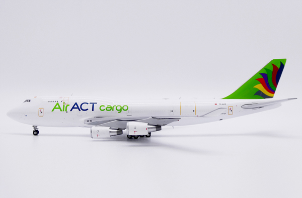 Модель самолета boeing 747 400(bdsf) tc acf в ливрее act airlines, масштаб 1/400