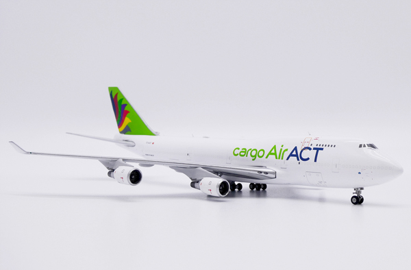 Модель самолета boeing 747 400(bdsf) tc acf в ливрее act airlines, масштаб 1/400