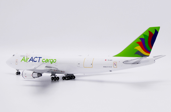 Модель самолета boeing 747 400(bdsf) tc acf в ливрее act airlines, масштаб 1/400