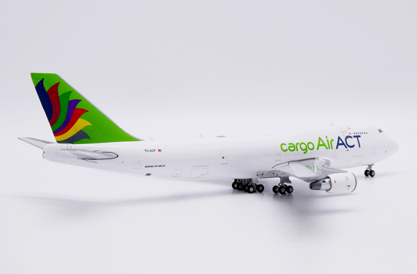 Модель самолета boeing 747 400(bdsf) tc acf в ливрее act airlines, масштаб 1/400
