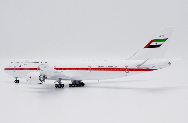 Модель самолета boeing 747 8(bbj) a6 pfa в ливрее abu dhabi amiri flight, масштаб 1/400