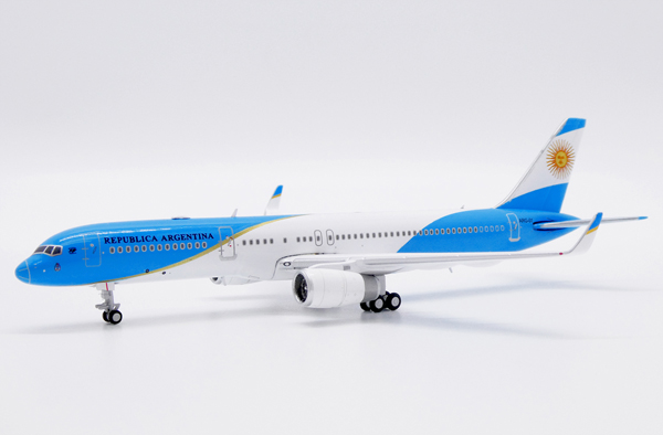 Модель самолета boeing 757 200 arg 01 в ливрее argentina air force, масштаб 1/400