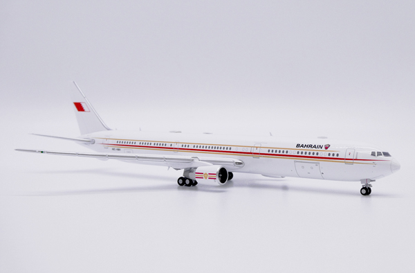 Модель самолета boeing 767 400er a9c hmh в ливрее bahrain royal flight, масштаб 1/400