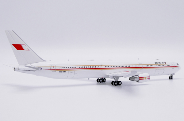 Модель самолета boeing 767 400er a9c hmh в ливрее bahrain royal flight, масштаб 1/400