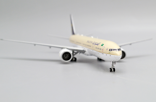 Модель самолета boeing 777 300(er) hz ak38 в ливрее saudi arabian airlines, масштаб 1/400
