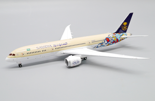 Модель самолета boeing 787 9 dreamliner в ливрее saudi arabian airlines hz ar13 "arab calligraphy year", масштаб 1/400