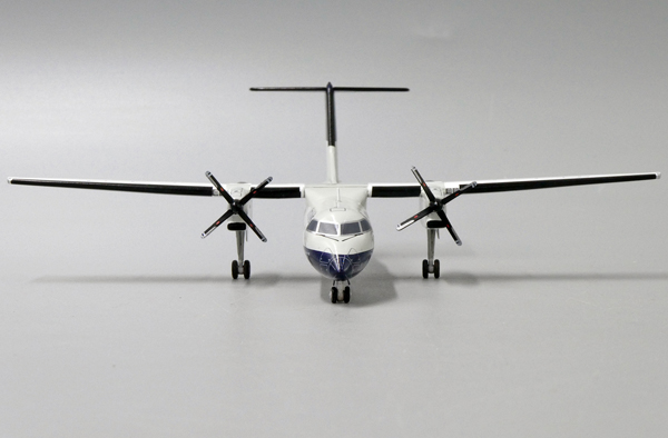 Модель самолета bombardier dash 8 q300 в ливрее british airways express landor livery, масштаб 1/200