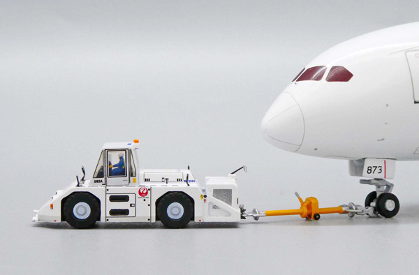 Буксир толкач в раскраске авиакомпании japan airlines wt250e, масштаб 1/200